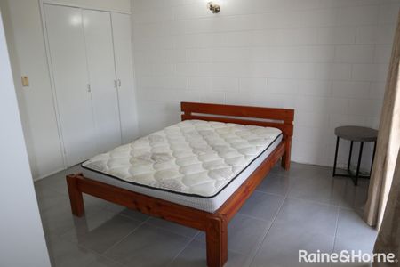 UPDATED AND FULLY FURNISHED TOWNHOUSE IN HERMIT PARK - Photo 3