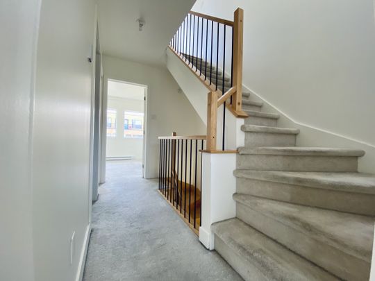 Montréal Est: Maison de 3 chambres offert en location semi-meublé. - Photo 1