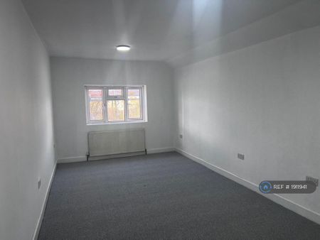 5 bedroom semi-detached house to rent - Photo 2