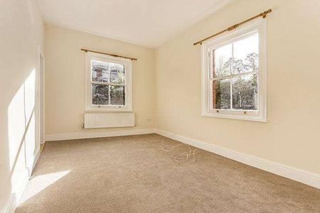 An attractive Victorian property located in the heart of the village of Pontrilas boasting a modern renovation complimenting period features from the original b - Photo 3