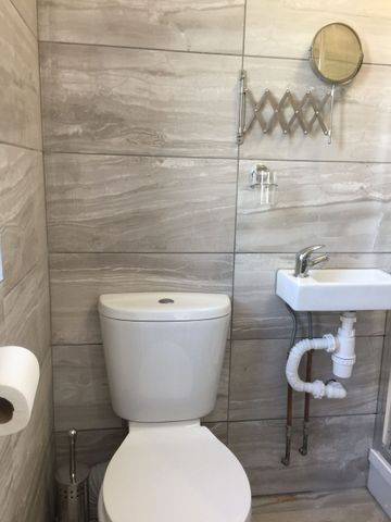 Spacious En-suite Room- Couples Welcome - Photo 5