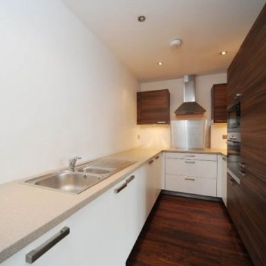 Modern and stylish 3 double bedroom apartment available now - Photo 1