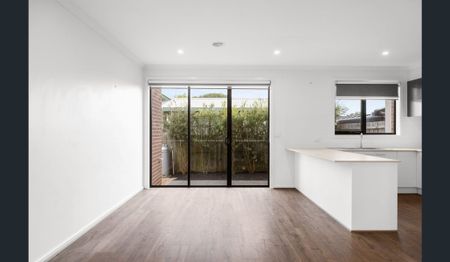 Modern 3-Bedroom Townhouse – Walk to Cowes Township - Photo 3