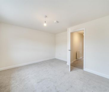 4 Bedroom House - Terraced - Photo 2