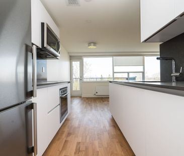150 The Donway West - Photo 2