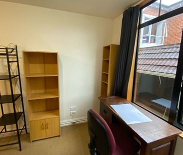 Centrally located boarding house room - Photo 1