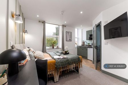 1 bedroom in a house share to rent - Photo 4