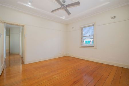 Oversized 2 Bedroom Apartment - Photo 2
