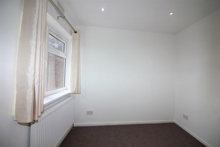 4 Bedroom Flat - Above Shop To Let - Photo 4