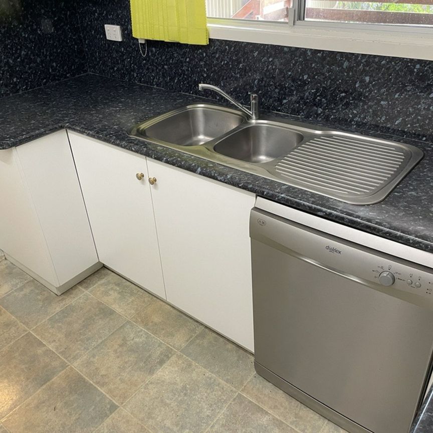 3 Bedroom Neat & Tidy Home ! - Photo 1