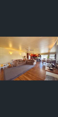 3 Bedroom, 1 Bathroom Backs onto High School - Photo 3