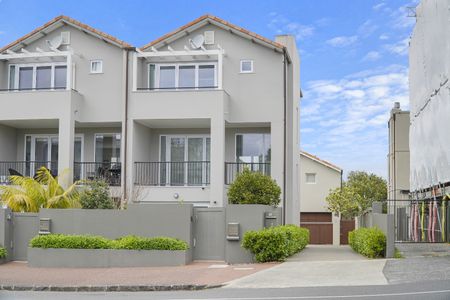 Upmarket Three-Bedroom Home Parnell - Photo 3