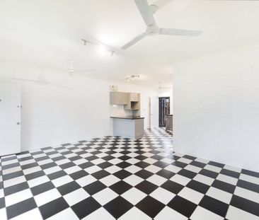 SPACIOUS 2-BEDROOM UNIT WITH DOUBLE COURTYARD & SIDE ACCESS - Photo 1
