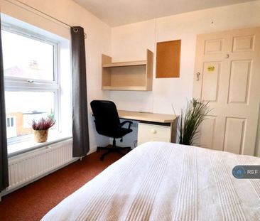 4 bedroom flat to rent - Photo 1