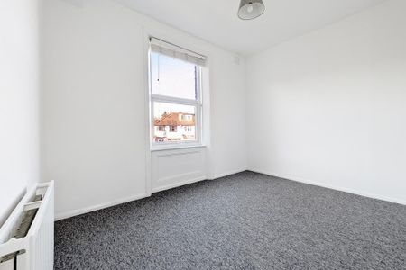 3 bedroom flat to rent - Photo 3