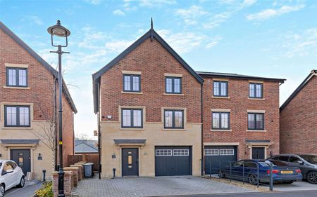 Luxury four-bedroom, three-bathroom (two en suite) semi-detached home, positioned within a quiet cul-de-sac in the sought-after Alderley Park development. - Photo 4