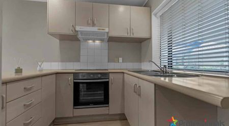 2-Bedroom Apartment for Rent in heart of Old Papatoetoe - Secure Parking + Balcony - Photo 5