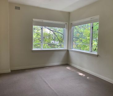 Studio apartment with leafy outlook - Photo 2