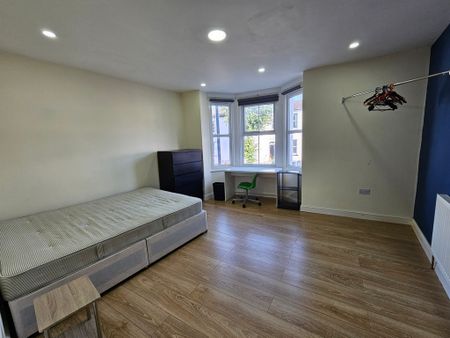 5 Bed Student Accommodation - Photo 5