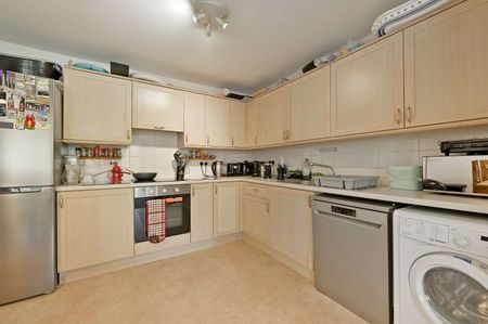 A lovely two bedroom apartment in an attractive setting just outside Hurley, surrounded by countryside. - Photo 4