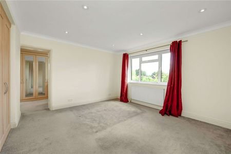 A spacious five bedroom detached family home in Virginia Water - Photo 5