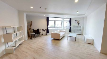 Recently Renovated Apartment - Photo 5