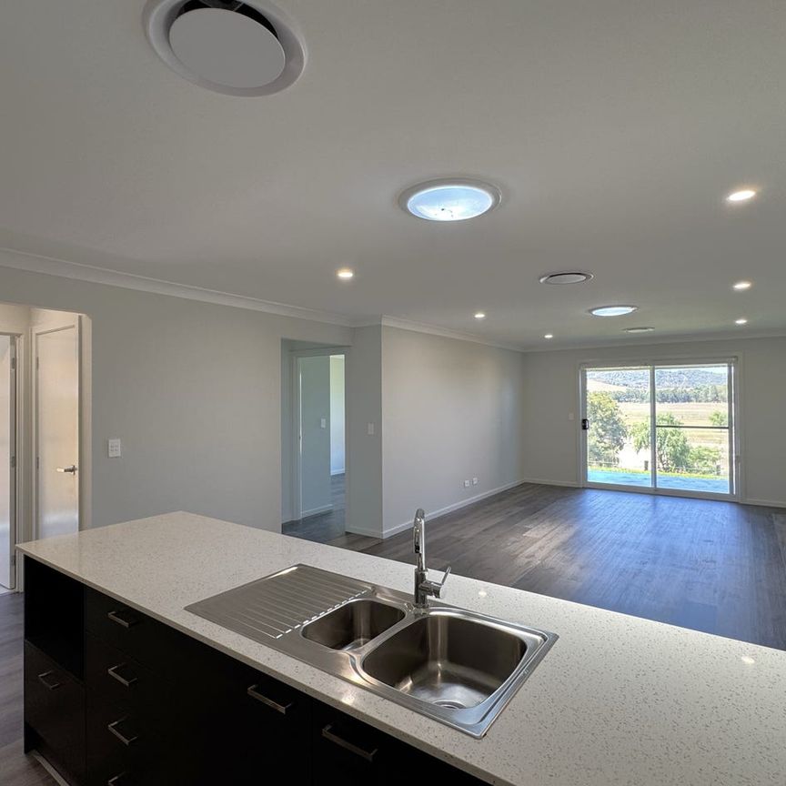 Stunning Four Bedroom Home - Ducted Air-Con, Alfresco, Picturesque Views - Photo 1