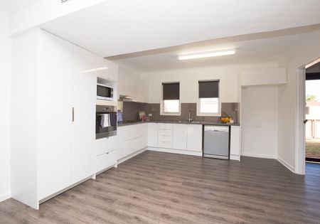 TASTEFULLY RENOVATED 3x1 - Spacious + Pool - Photo 3