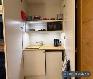 1 bedroom in a flat share to rent - Photo 6