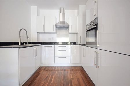 Well presented 2 bedroom, 2 bathroom duplex apartment to rent at this exclusive development only a short walk to the Railway Station and Cambridge Leisure Centre. GCH. Secure allocated parking. Phone entry system. Communal gardens. Unfurnished. - Photo 3