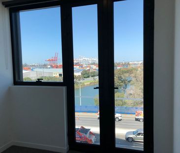 Stunning 1Br Top Floor Podium Apartment in Footscray! - Photo 5