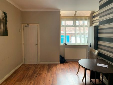 3 Bed Terraced House, Grange Street, M6 - Photo 3