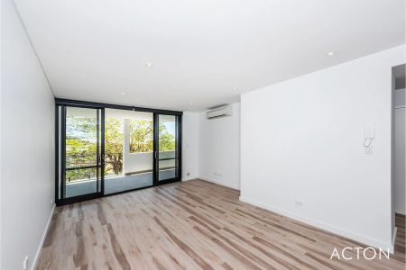 Contemporary Apartment within walking distance to shops, cinema, restaurants & the gym! Just a few minutes drive to the Beach! - Photo 2