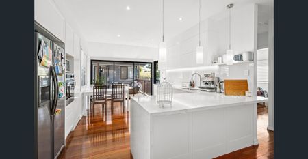 Luxurious 5-Bed Modern Residence: Perfect Blend of Style and Comfort - Photo 5