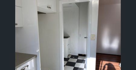 Contemporary style and air-conditioning on cosmopolitan Darby Street. - Photo 3