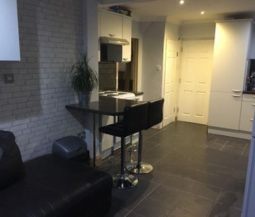1 bedroom in a house share to rent - Photo 1