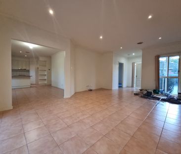 Spacious Home with Central Heating and Low-Maintenance Courtyard - Photo 6