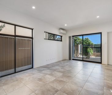 Stylish Three-Bedroom Villa in a Convenient Location - Photo 1