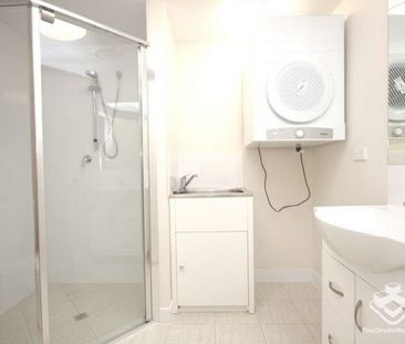 Modern & Spacious Two-Bedroom Apartment in Mount Gravatt East - Photo 4