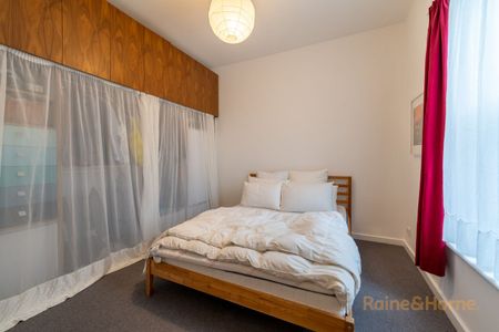 Stunning 2-Bedroom Terrace in the Heart of Brunswick with parkland at your door step! - Photo 3