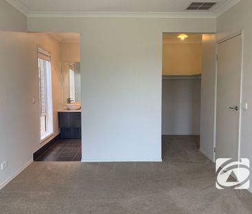 SPACIOUS FAMILY HOME OPPOSITE PARKLAND - Photo 3