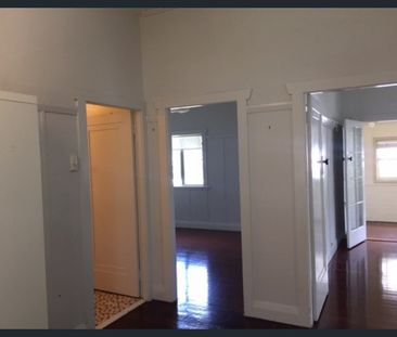 Neat 2 Bedroom Cottage close to Square & Hospital - Water & Garden ... - Photo 6