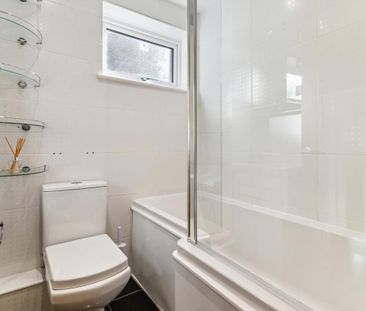 3 bedroom house in London - Photo 1