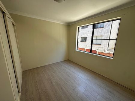 Immaculate first floor apartment - Photo 4