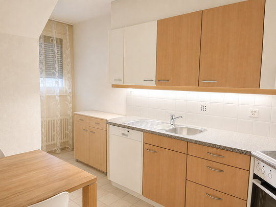 Schöne 3-Zimmer Dachwohnung mit Balkon an zentraler Lage in Riehen - Foto 1