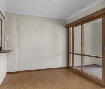 Sunny Two Bedroom Apartment in Merivale - Photo 1