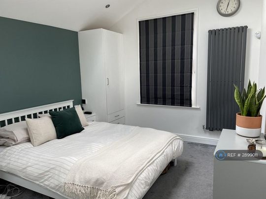 3 bedroom flat to rent - Photo 1