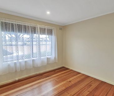 Spacious 2-Bedroom Unit in Prime St Albans Location - Photo 5