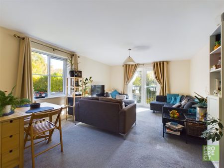 2 bedroom Flat in Kingswood Close, Camberley - Photo 2