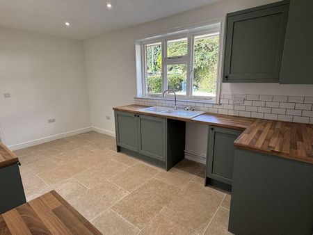 3 bedroom detached bungalow to rent - Photo 3